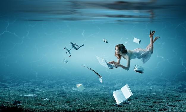 Mulher com laptop debaixo d'água. Mídia mista