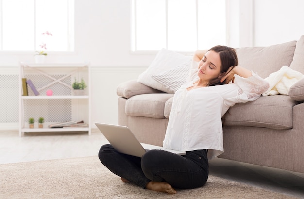 mulher com laptop dentro de casa