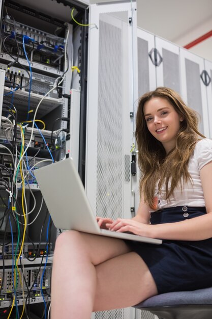 Foto mulher com laptop fazendo armazenamento de dados