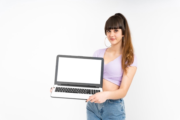 Mulher com laptop mostrando a tela para a câmera