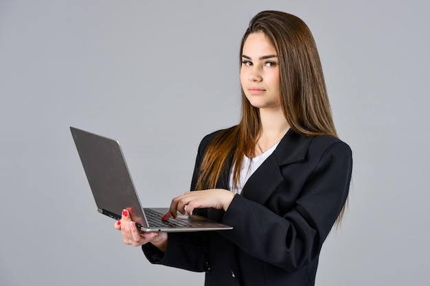 Mulher com laptop portátil leve moderno trabalhando no conceito de internet de navegação on-line