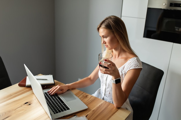 Foto mulher com laptop trabalhando e estudando em casa