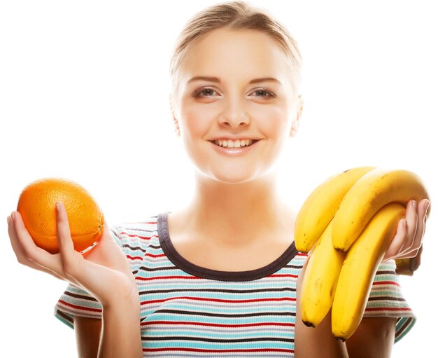 Mulher com laranja e banana