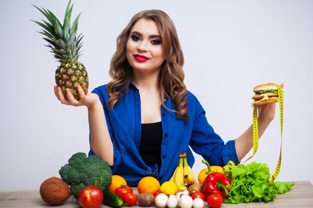 Mulher com legumes e hambúrguer