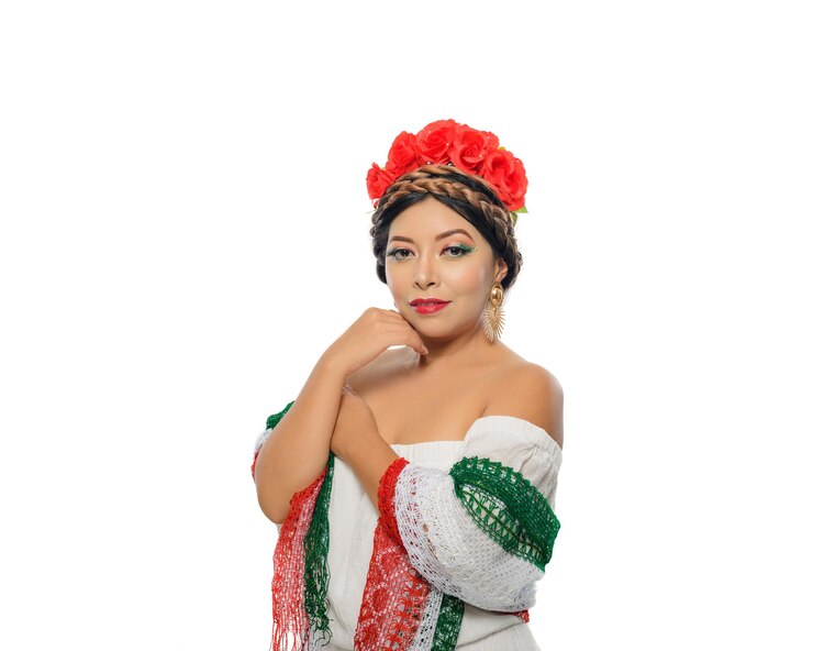 Foto mulher com lenço e maquiagem com as cores da bandeira mexicana fundo branco