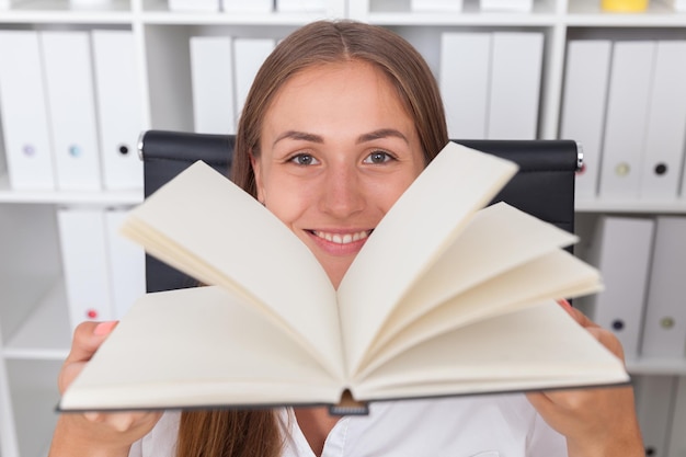 Mulher com livro aberto