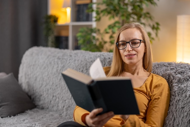 Mulher com livro no sofá