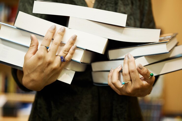 Foto mulher com livros em uma biblioteca para ler o projeto de estudo ou pesquisa no projeto da faculdade ou universidade da escola aluno de bolsa de estudos aprendendo educação e estudando para conhecimento da informação no campus