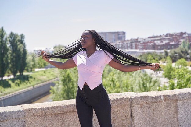 Mulher com longas tranças retrato de menina sorridente ao ar livre menina Rastafari com Dreadlocks