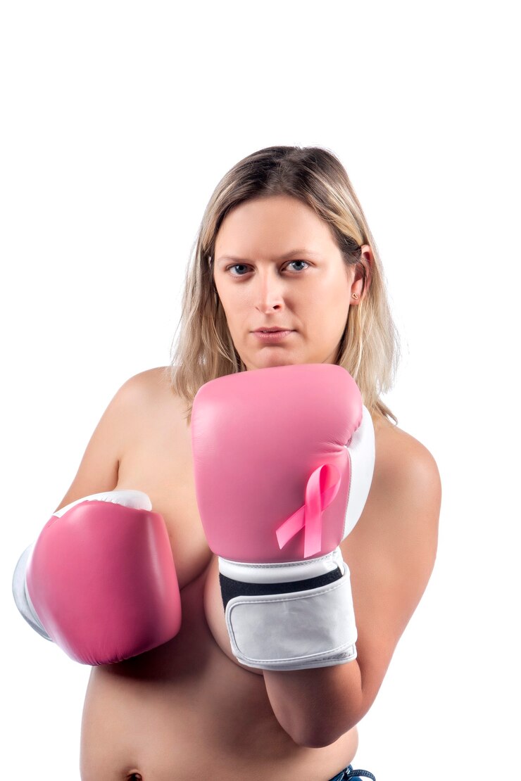 Foto mulher com luvas de boxe rosa lutando contra o câncer de mama