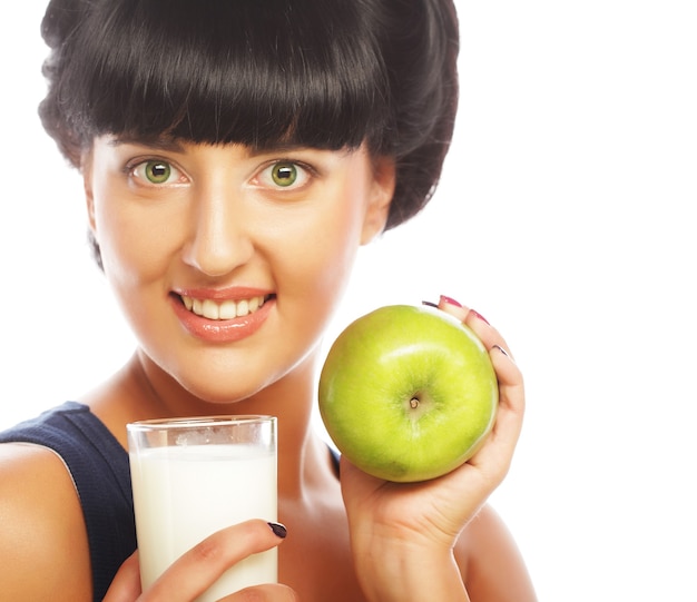 Foto mulher com maçã e leite close-up