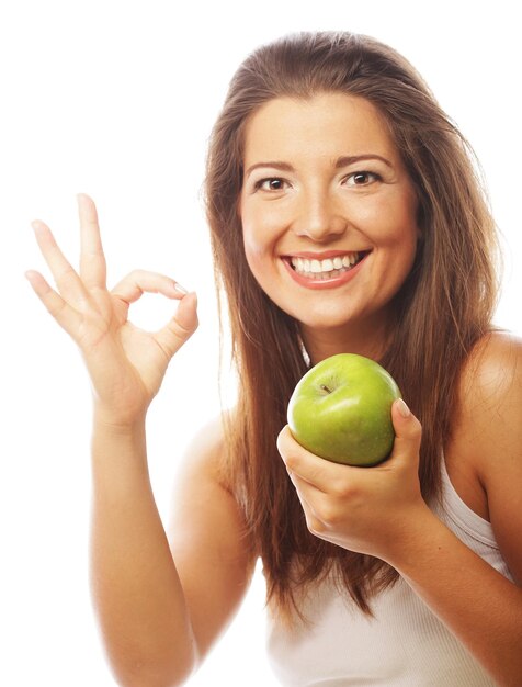 Mulher com maçã verde e polegar aparecendo