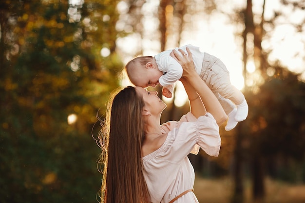 Mulher com mãe e árvore