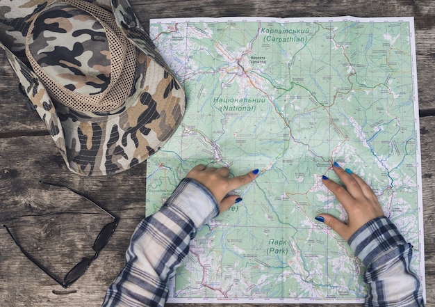 Mulher com mapa turístico na floresta