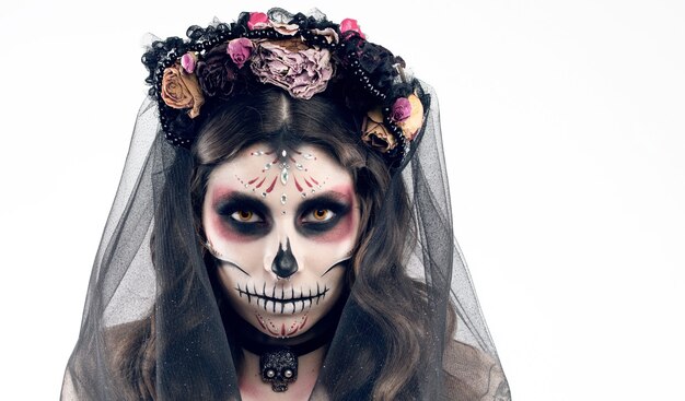 Foto mulher com maquiagem artística assustadora e flores frescas na cabeça, preparada para a festa de halloween