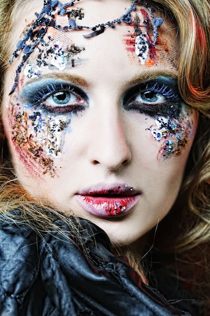 Foto mulher com maquiagem criativa. tema de halloween.