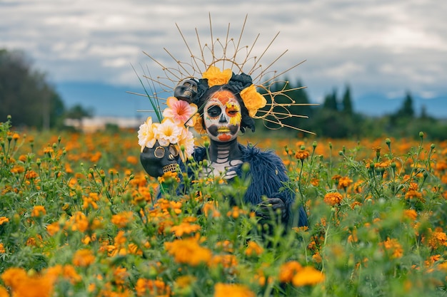Foto mulher com maquiagem de halloween de caveira mexicana em fundo escuro dia dos mortos aka dia de los muertos