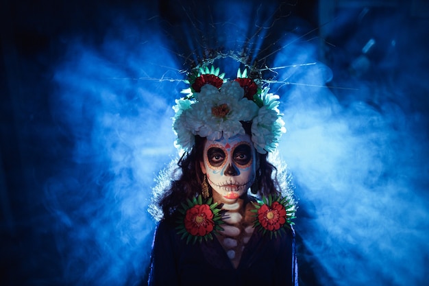 Mulher com maquiagem de halloween mexicano caveira no rosto. Dia dos mortos e halloween