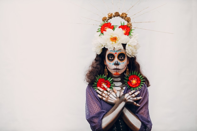 Foto mulher com maquiagem de halloween mexicano caveira no rosto. dia dos mortos e halloween