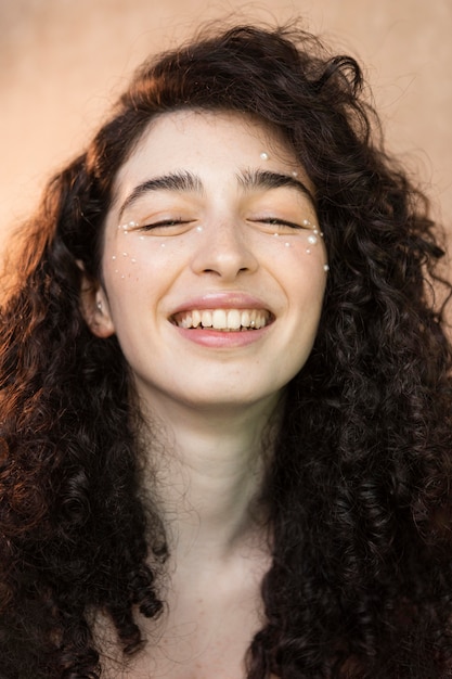 Foto mulher com maquiagem de pérolas