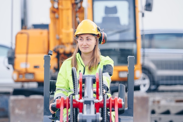 Mulher com máquinas no canteiro de obras