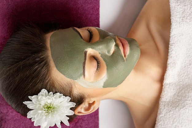 Mulher com máscara facial de argila no spa de beleza Skincare Beauty Concept Tratamento facial Cosmetologia