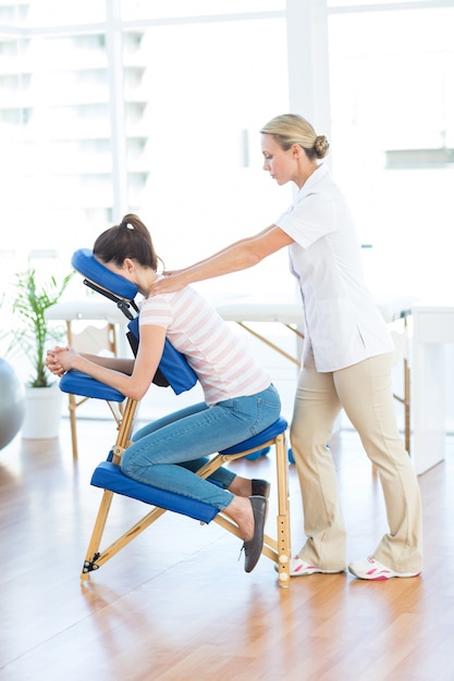Foto mulher com massagem nas costas