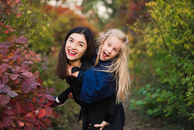 Mulher com menina se divertindo no parque