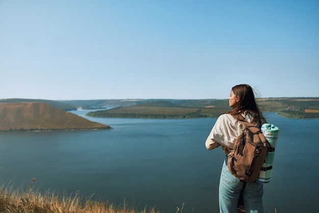 Foto mulher com mochila caminhando no parque nacional podillya tovtry