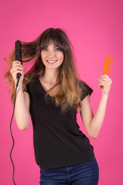 Foto mulher com modelador de cabelo e pente