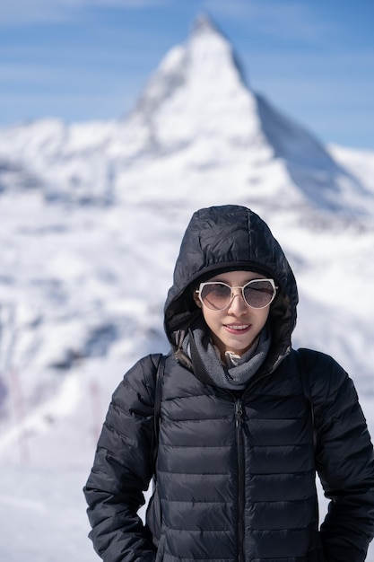 Mulher com montanha Matterhorn na manhã Zermatt Suíça