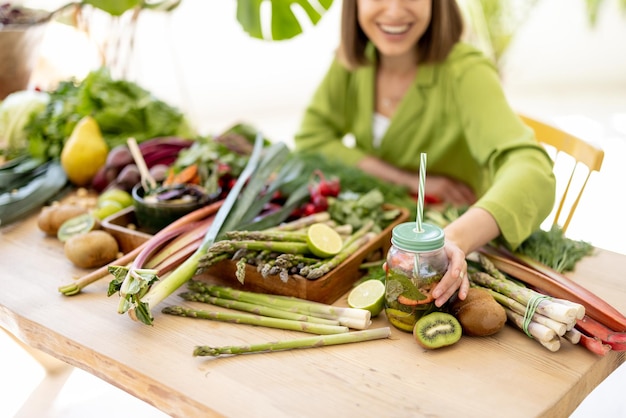 Mulher com muitos ingredientes de alimentos frescos dentro de casa