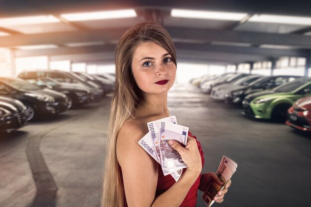 Mulher com notas de euro na garagem, comprando carro