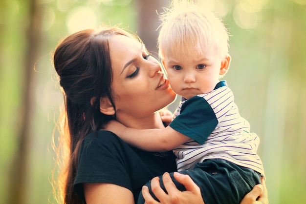 Mulher com o bebê ao ar livre