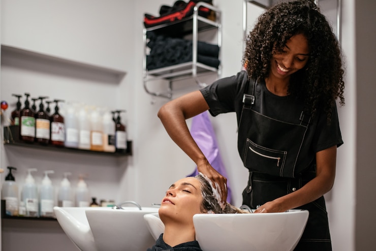 Foto mulher com o cabelo lavado em um salão de beleza