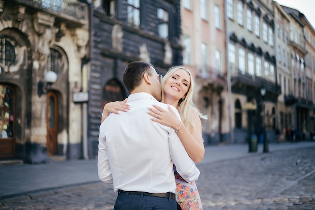 Mulher com o marido andando pela cidade, vestido ordenadamente