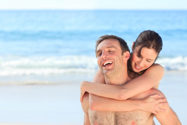 Mulher com o marido na praia