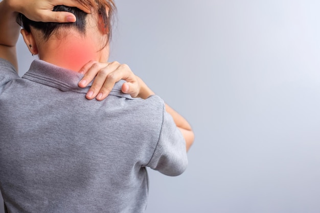 Mulher com o músculo da entorse do pescoço doloroso durante o excesso de trabalho menina com problema no corpo depois de acordar síndrome do escritório do pescoço rígido e conceito ergonômico