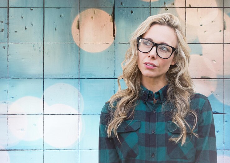 Foto mulher com óculos contra azulejos com bokeh de fundo