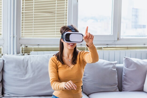 Mulher com óculos de realidade virtual