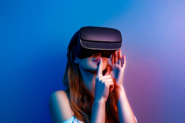 Mulher com óculos de realidade virtual