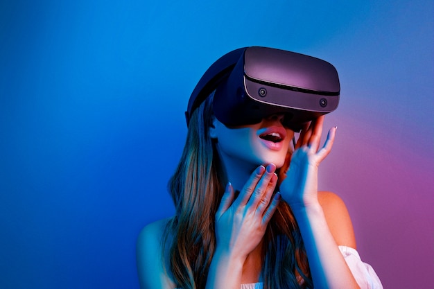 mulher com óculos de realidade virtual