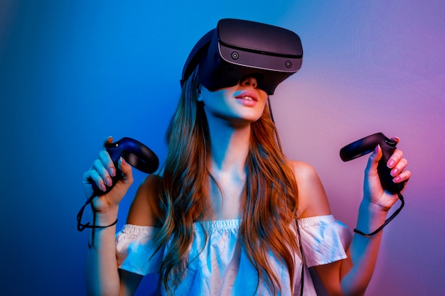 Mulher com óculos de realidade virtual