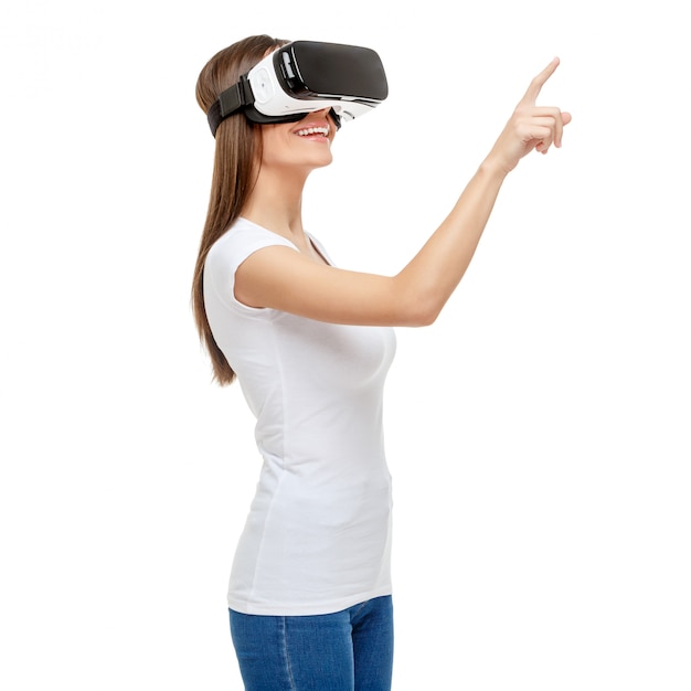 Mulher com óculos de realidade virtual