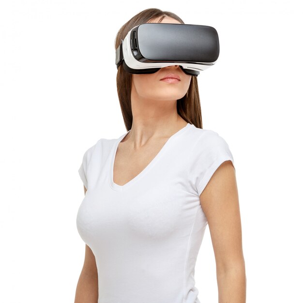 Mulher com óculos de realidade virtual