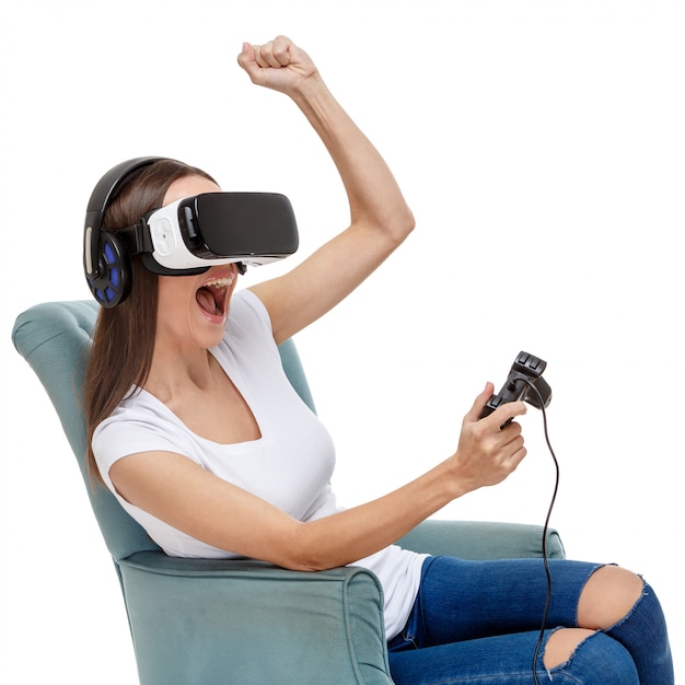 Mulher com óculos de realidade virtual