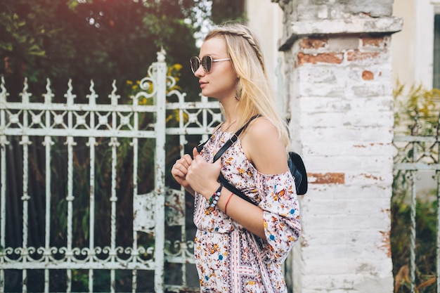 Mulher com óculos de sol com mochila