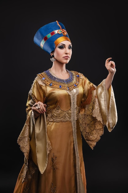 mulher com olhos castanhos e maquiagem noturna como rainha do Egito Cleópatra