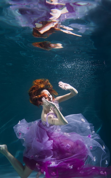 Mulher com olhos fechados nadando na piscina