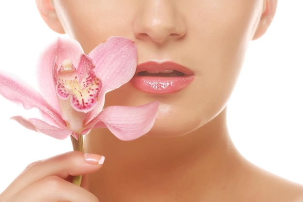 Mulher com orquídea rosa
